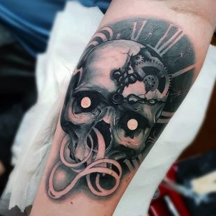 Steven skull clock